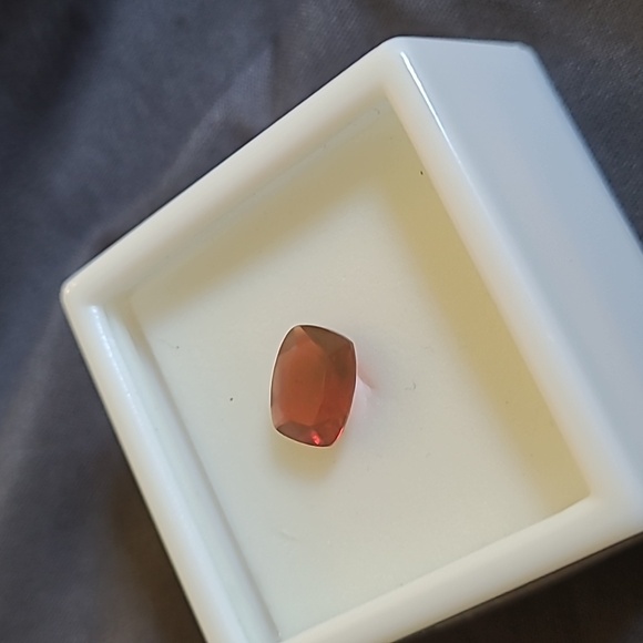 Red Labradorite approx 1.60ct 9mm × 7mm - Picture 11 of 11